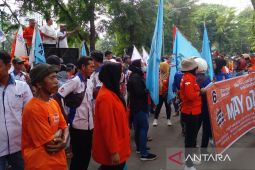 Ratusan buruh aksi di Gedung DPRD Sumut peringati May Day