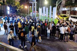 IBL 2024: Suporter rela antre demi foto bareng pebasket Dewa United Banten