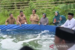 Pemkot dan PKK Makassar tebar benih Udang Vaname di Tanjung Merdeka Tamalate