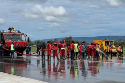 Tim gabungan bersihkan landasan Bandara Djalaluddin Gorontalo