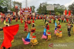 Parade dan tarian kolosal guru-murid meriahkan Hardiknas di Kotim