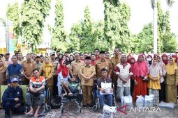 Pemkab Situbondo berikan bantuan 75 kursi roda bagi kaum disabilitas