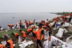 DLH DKI angkut 83 meter kubik sampah dari Pesisir Marunda Kepu Jakut