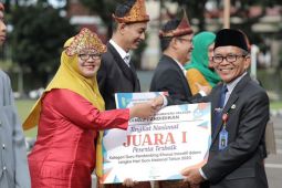 Sekda Sumsel serahkan penghargaan pada peringatan Hardiknas 2024