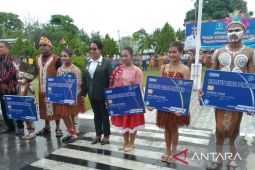 Pemerintah Biak salurkan beasiswa untuk 6.000 siswa