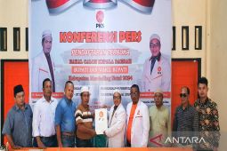 Maju di Pilkada Madina, Fahrizal daftar di lima Parpol