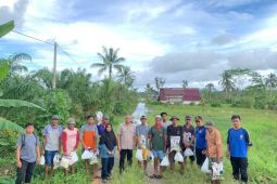 Pemda Koltim serahkan bantuan korban banjir