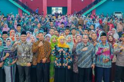 Khofifah ajak guru bangun akhlak para siswa selain prestasi akademik