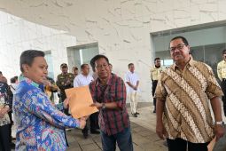 199 warga penggarap 278 bidang lahan UIII terima santunan