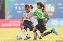 Kompetisi sepak bola putri di Surabaya