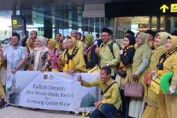Puluhan jamaah umrah berangkat perdana dari Bandara Dhoho