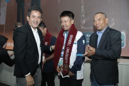 Foto - GM PLN Kalselteng sematkan selendang peserta "Manbill University"