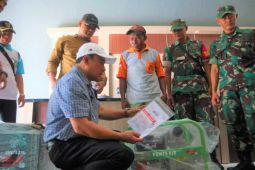 Kuningan serahkan bantuan pompa air untuk 5 kelompok tani