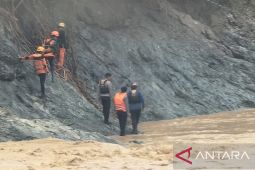 Basarnas bagi lima tim mencari anak korban banjir yang hilang di Luwu