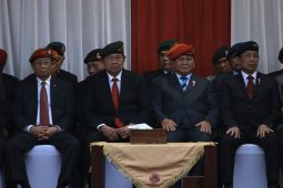 Politik kemarin, Upacara Parade Senja sampai "Presidential Club"