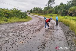 Warga Mukomuko bersihkan jalan rawan kecelakaan