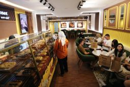 Fadil Jaidi dan Pak Muh Seru-seruan di Grand Opening Roti Keset Condet Kemang