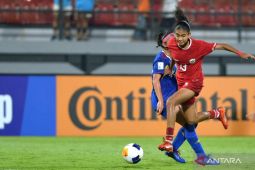 Sepakbola - Claudia Scheunmann menangis usai cetak dua gol ke gawang Singapura