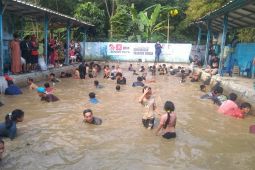 Relawan Prabowo Gibran Bogor Raya "Ngubek Empang" dan bagi susu gratis rayakan kemenangan