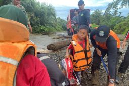 Tim SAR evakuasi tiga korban banjir di Kabupaten Morowali gunakan perahu karet
