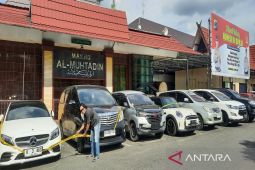 Sejumlah mobil mewah milik bandar investasi BBM bodong disita