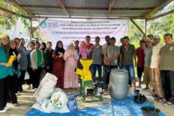 Unimed latih petani buat pupuk organik ramah lingkungan