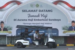 Mobil kereta listrik di Asrama Haji Embarkasi Surabaya