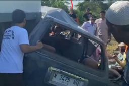 Minibus tertabrak kereta api tewaskan tiga orang penumpang