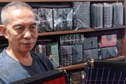 Pelaku UMKM dompet tenun Badui kewalahan layani pelanggan