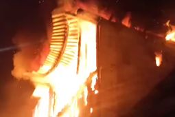 Sebuah rumah-gudang barang bekas di Cengkareng terbakar