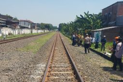Seorang tewas setelah sepeda motor terobos palang KA di Semarang