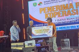 Pemkab Kutim beri penghargaan kepada koperasi yang aktif
