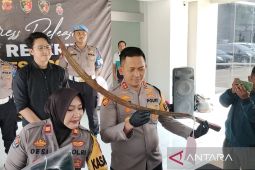 Polres Bogor tangkap dua pria bersenjata tajam serang petugas SPBU di Klapanunggal