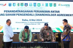 Bank Jatim dan NTB Syariah tanda tangani perjanjian pemegang saham