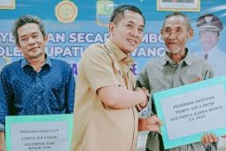 Puluhan kelompok tani Karawang peroleh bantuan pompa air untuk sawah hadapi kemarau