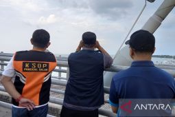 Tim gabungan pindahkan muatan kapal kandas di Pangkalbalam