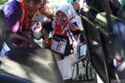 Jamaah calon haji tiba di Asrama Haji Embarkasi Surabaya
