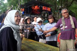 Mahasiswa magister lingkungan USK transplantasi karang di Pulau Rubiah