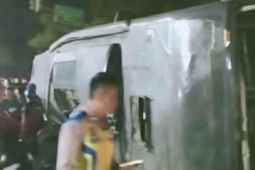 Bus pariwisata angkut rombongan pelajar kecelakaan hingga terguling