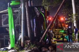 Sempat oleng, bus rombongan pelajar tabrak Feroza