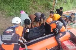 Tim SAR Jambi mengevakuasi korban tenggelam di Sungai Batanghari