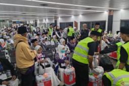 Info Haji - Kloter pertama jamaah haji Indonesia berangkat