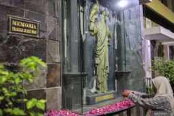 Masyarakat di Surabaya gelar doa dan tabur bunga kenang bom tiga gereja