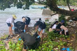 Komunitas The Mulung kumpulkan sampah capai satu ton di  pantai Ambon