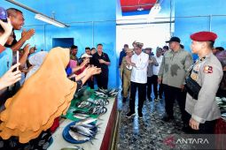 Jokowi disambut rakyat Muna saat kunjungi Pasar Laino