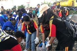 Aksi bersih pantai Lantamal IX Ambon libatkan berbagai pihak
