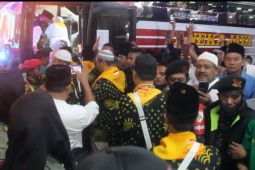 Pemberangkatan 306 JCH Pacitan diwarnai isak tangis keluarga