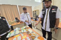 Jamaah calon haji disuguhi makanan khas Indonesia selama di tanah suci