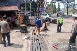 Polisi perbaiki besi penutup drainase cegah kecelakaan lalu lintas dan banjir