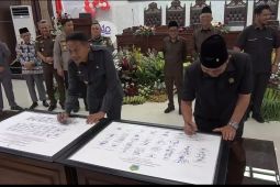 Tandatangani pakta integritas, Ketua DPRD ; Awali cegah korupsi dari kita